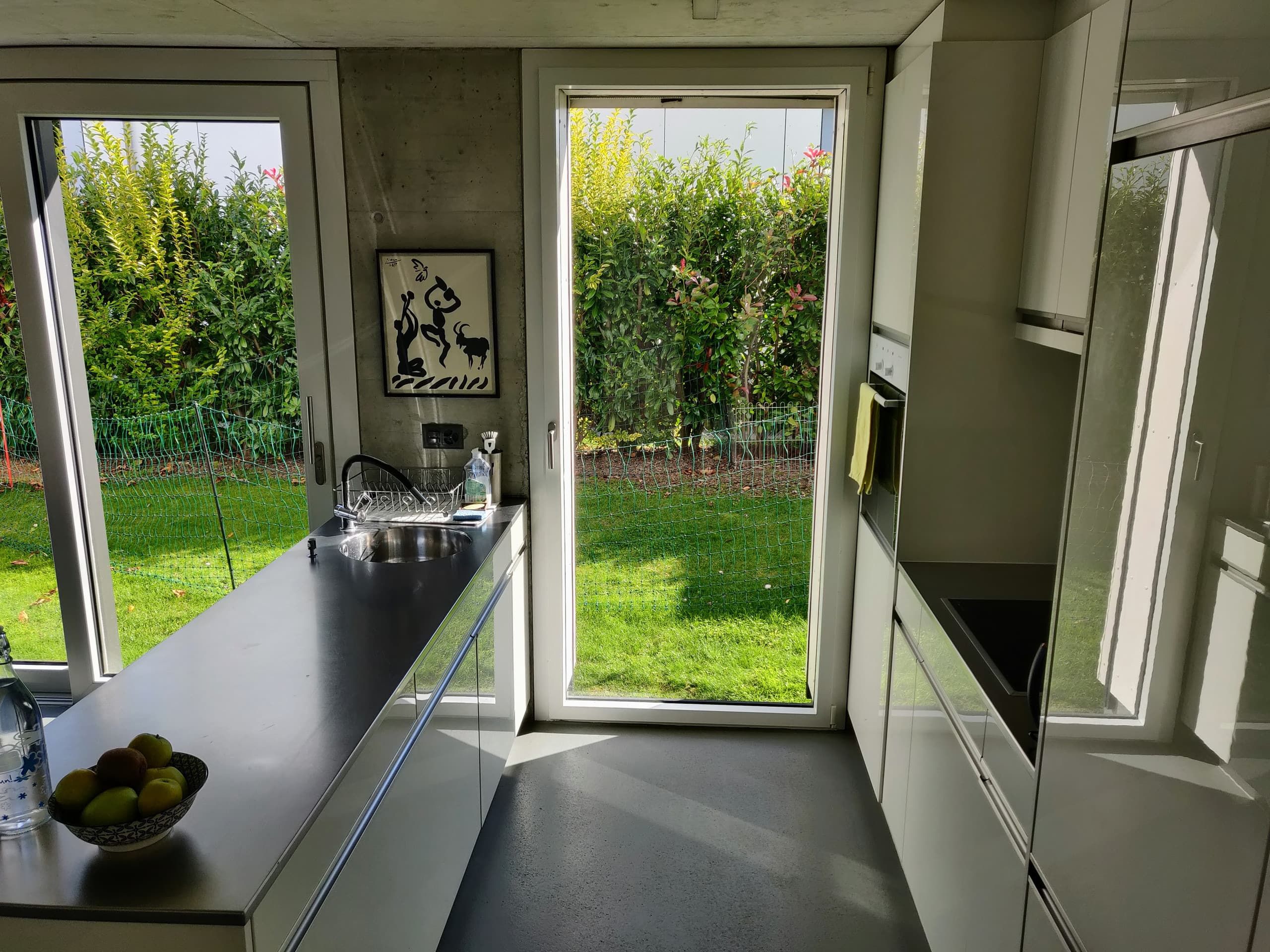 Equipped kitchen opening onto the garden